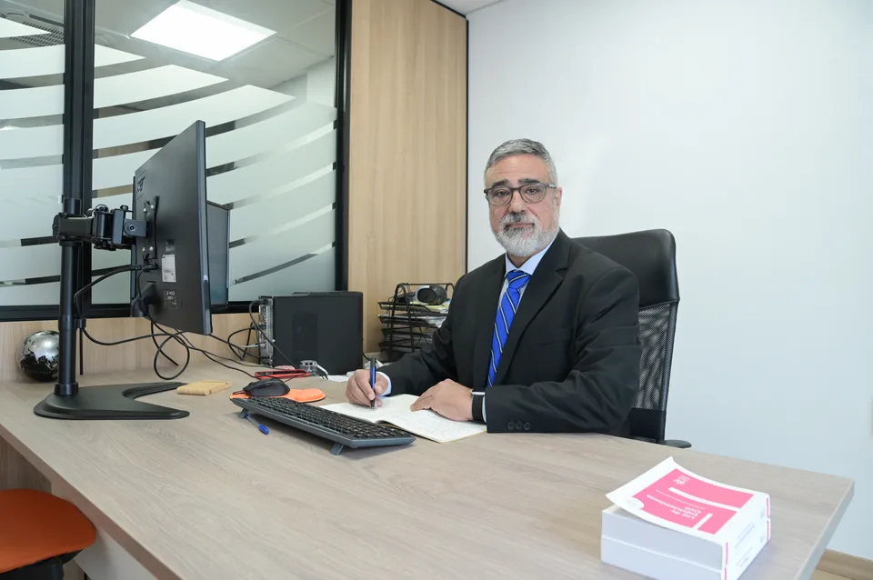 Rosendo Padrón sentado en la mesa de su despacho, mirando a cámara.